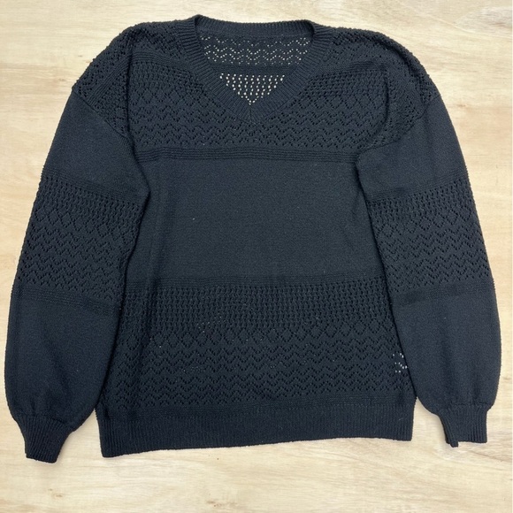 Sweaters - Women’s Size Large Comfy Knit Black crew Neck Long Sleeve Sweater Fall Winter